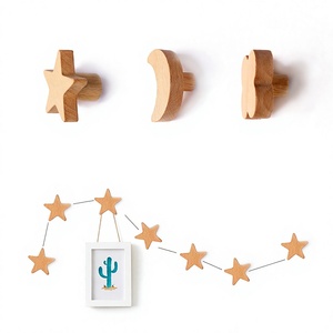 Ganchos de Pared Nórdicos de Madera Maciza con Forma de Estrella y Luna, Ganchos de Madera para Colgar sin Taladrar, Gancho Individual Disponible al por Mayor - Product Image 1