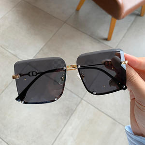 แว่นกันแดดทรงเหลี่ยมครึ่งกรอบโลหะสำหรับผู้หญิง ยี่ห้อ D รุ่น 3 กรอบสีทอง เลนส์ PC ป้องกันรังสียูวี 100% แฟชั่นกันแดด - Product Image 4