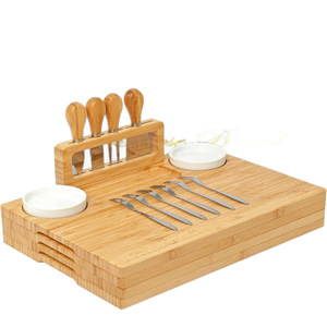 Juego de Tabla de Quesos de Bambú de 4 Piezas con Soporte para Cuchillos, Plato para Salsas, Regalo de Inauguración de Casa - Product Image 5