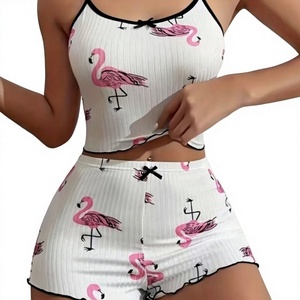 Conjunto de pijama de satén de tres piezas con pantalones cortos y camisa con botones para las noches de verano. - Product Image 1