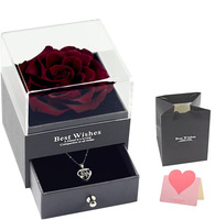 Coffret cadeau de la Saint-Valentin avec rose éternelle dans une boîte en acrylique et collier