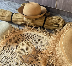 Sombrero de paja Fedora para mujer, ala ancha de 13 cm, protección UV, ajustable de 56-60 cm, transpirable, plegable, con cinta a rayas y cuerda - Product Image 6