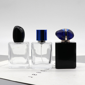 Flacons de parfum rechargeables en verre carré de 50 ml en gros, flacons cosmétiques vides carrés blancs cristallins avec bouchons à clipser, emballage en boîte - Product Image 3