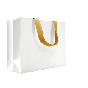 Bolsas de Regalo Grandes y Resistentes de Papel Blanco para Toda Ocasión, Bolsas de Regalo con Asas Impresas en Flexografía de Estilo Clásico - Product Image 1