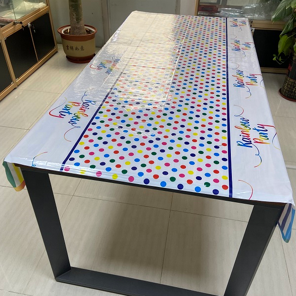 Nappe rectangulaire jetable en plastique coloré résistant à l'eau pour fête d'anniversaire