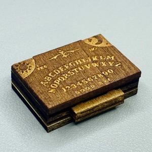 Miniature avec planchette en bois faite à la main, tiroir dissimulé et jardinière intégrée – Outil de divination unique - Product Image 1