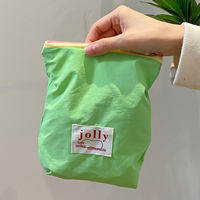 Logo privé étiquette personnalisable Nylon carré petite pochette de maquillage bonbons voyage cosmétique toilette fermeture éclair sacs-cadeaux