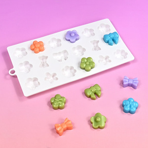 Molde de Silicona YS de 18 Cavidades con Forma de Flor y Lazo para Chocolate, Mousse, Postres Franceses y Repostería, Ideal para San Valentín - Product Image 3