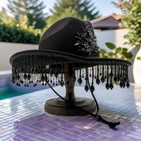 Chapeau de cowboy bohème en gros, noir, avec fleurs, strass et franges, idéal pour les festivals de musique gothiques et les fêtes personnalisées pour femmes