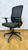 Chaise de bureau ergonomique moderne en maille avec accoudoirs fixes, support lombaire et siège en mousse pour mobilier de bureau - Vente en gros