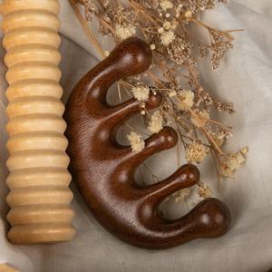 Popular logotipo personalizado cabeza Gua Sha herramientas de masaje de cabello masaje peine de madera de sándalo cepillo masajeador de cuero cabelludo para el crecimiento del cabello - Product Image 5