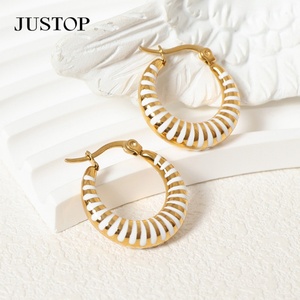 Diseñador 18K chapado en oro Vintage epoxi Acero inoxidable declaración pendientes C en forma de aro con gancho para las mujeres para la fiesta - Product Image 6