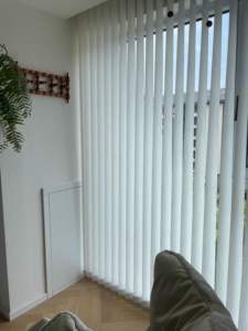 Persianas Verticales Motorizadas Modernas de Alta Calidad, Diseño Art Deco Liso, Ventana Francesa, Tamaño Personalizable, Eléctricas Integradas - Product Image 5