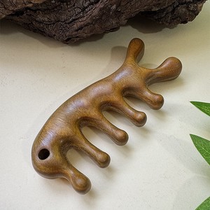 Venta al por mayor de alta calidad de cinco dientes de cabeza grande terapia de meridianos cuero cabelludo de madera verde sándalo peine de masaje - Product Image 3