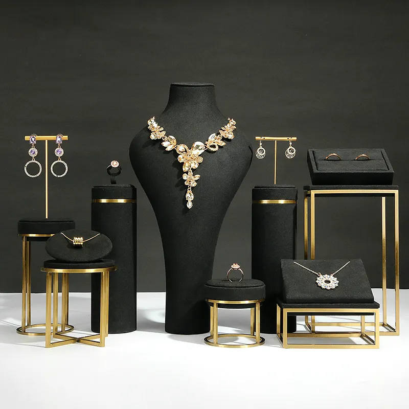 SKQ nouvelle mode 2023 bijoux affiche pour magasin accessoires d'affichage de bijoux de luxe noir microfibre bijoux stand présentoir ensemble