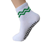 Chaussettes de yoga personnalisées pour femmes, blanches, à rayures ondulées, brodées, antidérapantes, avec motif de couronne florale, bordure à volants de luxe, chaussettes de barre et de pilates