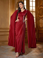 Abaya en satin plissé bordeaux pour femmes musulmanes avec manches cape et détails en strass Robe islamique élégante et formelle