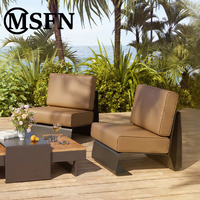 Chaise longue d'extérieur moderne en acier inoxydable en forme de traîneau, coussin en similicuir imperméable, support ergonomique pour une utilisation intérieure/extérieure