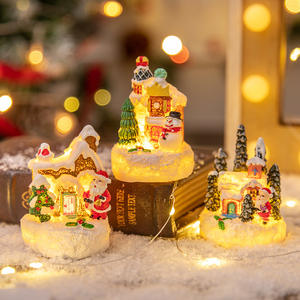 Pequeña <span class=keywords><strong>Casa</strong></span> de pan de jengibre de resina navideña con Papá Noel y muñeco de nieve Micro adornos de paisaje para decoración del hogar figurita y Juguete - Product Image 3