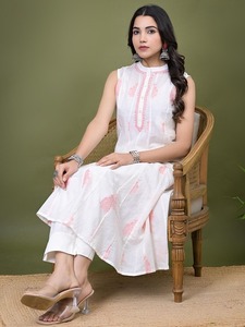 Ensemble de kurtas pour femmes en coton pur, design exclusif, imprimé floral, col en V, silhouette en A, lavage en machine, vente promotionnelle - Product Image 2