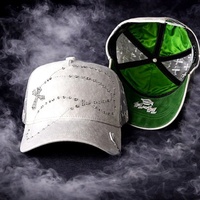 Expédition rapide OEM ODM Casquettes de baseball religieuses en suède avec broderie complète, motif croix en métal doré et strass, en maille