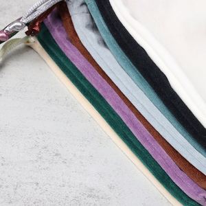 Sacs cadeaux en velours personnalisés avec cordon de serrage et logo imprimé en sérigraphie - Product Image 4
