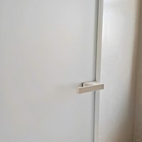 Porte intérieure à battant solide, isolation acoustique, structure stable, résistante à l'humidité, surface lisse, installation facile, adaptée