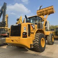 Chargeuse sur pneus CAT 950H avec grappin à bois personnalisé et pelle à neige, accessoires disponibles pour la construction, la foresterie et de multiples applications