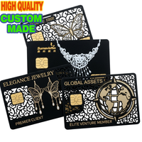 Cartes VIP personnalisées en métal noir mat avec fente pour puce, découpes ajourées en filigrane, badges en émail souple pour membres VIP exécutifs