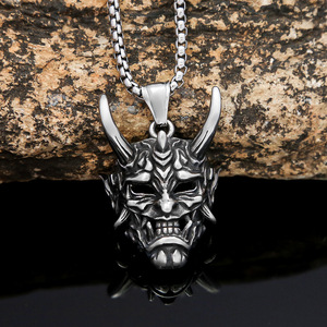 Yunnique Hannya Demon Mask Pendentif Masque de Démon Cornes Argentées Collier Rétro en Acier Inoxydable Bijoux Chaîne Tendance pour Femme - Product Image 2