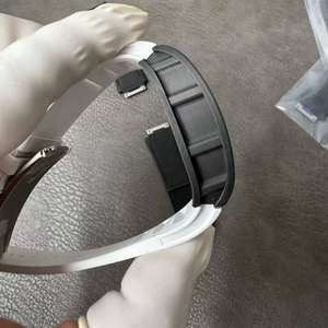 2025 Montre mécanique de luxe haut de gamme pour hommes la plus vendue, montre mécanique squelette en fibre de carbone en forme de baril - Product Image 4