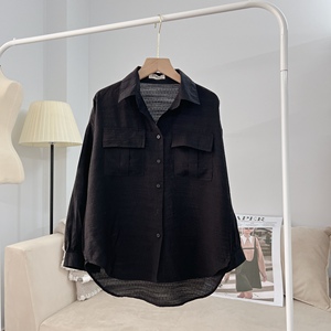 Camisa de Verano Moderna A000 en Seda Texturizada Suave y Fresca con Bolsillos de Parche, Blusa de Manga Larga con Cuello Camisero Casual - Product Image 6