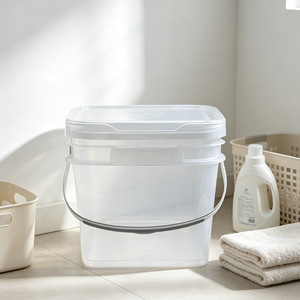 Seau carré en plastique transparent avec poignée métallique et couvercle hermétique, idéal pour les produits de lavage et le rangement domestique - Product Image 1