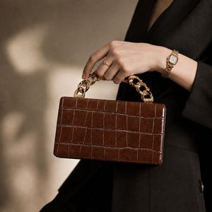 Pochette de soirée vintage en PU uni pour femme avec chaîne dorée, fermeture à clip, capacité 1-1,9L, sac à main de luxe pour mariage et fête, mode élégante - Product Image 1