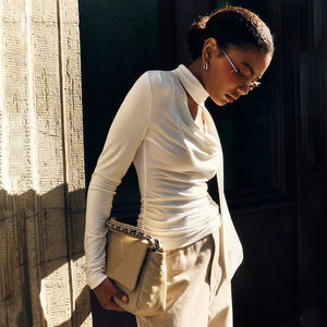 เสื้อยืดแขนยาวคอวีแบบฝรั่งเศสสำหรับผู้หญิง ทรงเข้ารูป จับจีบเอว ผ้าพื้นสีเรียบ - Product Image 4