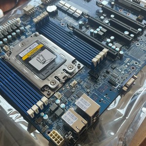 เมนบอร์ดเซิร์ฟเวอร์ Gigabytes MZ01-CE1 EPYC PCIE3.0 ATX รุ่น Mz01-ce1 - Product Image 1