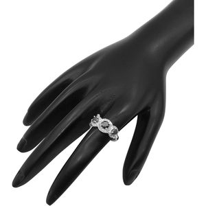 Anillo de Compromiso de Oro Blanco con Diamante Negro Natural de 3 Piedras con Halo, Corte Brillante Redondo de 1.37 Quilates para Mujer - Product Image 6