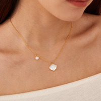 Collier élégant en acier inoxydable avec perles et coquillages, accessoire polyvalent pour femme au style raffiné