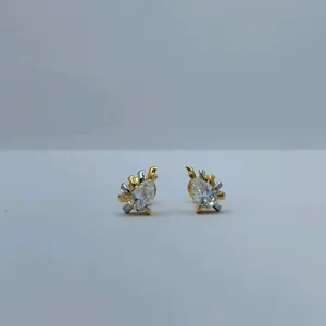 Joyería Fina Moderna y Minimalista, Regalo para Ella, Elegantes Pendientes de Oro Amarillo y Blanco con Piedra Redonda Brillante - Product Image 1