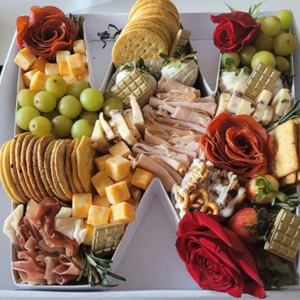 Boîte de présentation en carton en forme de lettre de l'alphabet avec fenêtre transparente pour charcuterie - Product Image 3