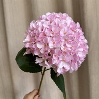 Rangkaian Bunga Hydrangea Sutra Cetak 3D Bentuk Bulat Dekorasi Pernikahan Tekstur Lembut Warna Merah Cina