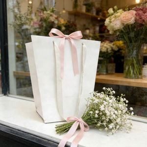 ถุงของขวัญกระดาษคราฟท์รูปทรงสี่เหลี่ยมคางหมูที่เป็นมิตรกับสิ่งแวดล้อม กล่องของขวัญช่อดอกไม้ทำมือที่รีไซเคิลได้และย่อยสลายได้ บรรจุภัณฑ์ของขวัญสำหรับวันหยุด - Product Image 2