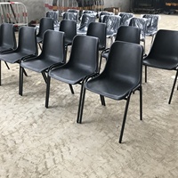 Chaise en plastique empilable moderne et durable avec pieds en métal, design écologique pour l'école, la formation, la maison, le bureau et les événements