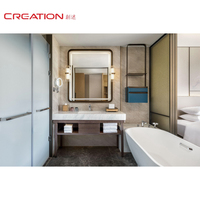 Ensemble de mobilier hôtelier sur mesure pour chambre king-size avec panneau mural et fauteuils de salon