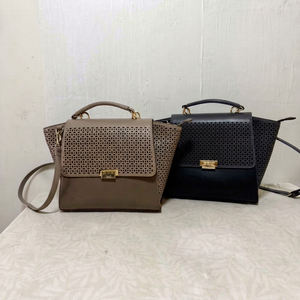 Sac à main élégant pour femme en cuir PU, style classique à rabat, motif ajouré, fermeture à cadenas, bandoulière amovible, grande capacité, design de créateur - Product Image 1