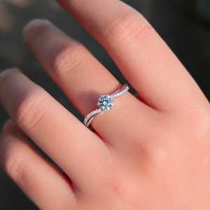 Anillo de Diseño Clásico con Circonita Sintética Redonda y Montura de <span class=keywords><strong>6</strong></span> Puntas en Plata de Ley 925 para Uso Diario, Bodas, Ocasiones Oficiales y Regalo - Product Image 1