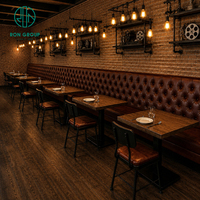 Meubles de restaurant de luxe Ron Group, table carrée en bois, banquette en cuir, chaise commerciale avec structure en métal