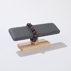 Expositor de joyería de madera premium con almohadilla de terciopelo suave para exhibir pulseras y brazaletes en joyerías y tiendas de regalos. - Product Image 3