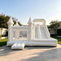 Château gonflable blanc pour jardin avec grande toboggan combinée, idéal pour les fêtes d'anniversaire, mariages et événements en extérieur ou en intérieur pour enfants