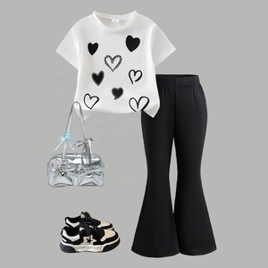 Completo estivo per bambina in due pezzi, t-shirt a maniche corte con stampa a cuore, pantaloni neri svasati, morbidi e alla moda per l'outfit quotidiano - Product Image 1